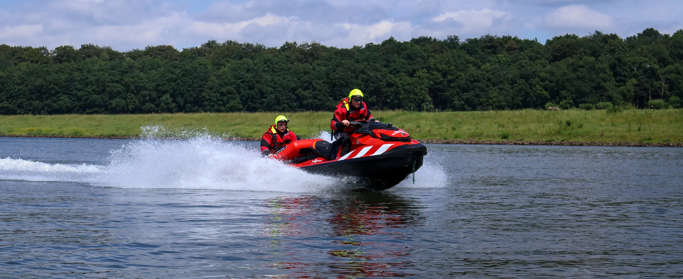 Professionals tijdens een Rescue Watercraft oefening