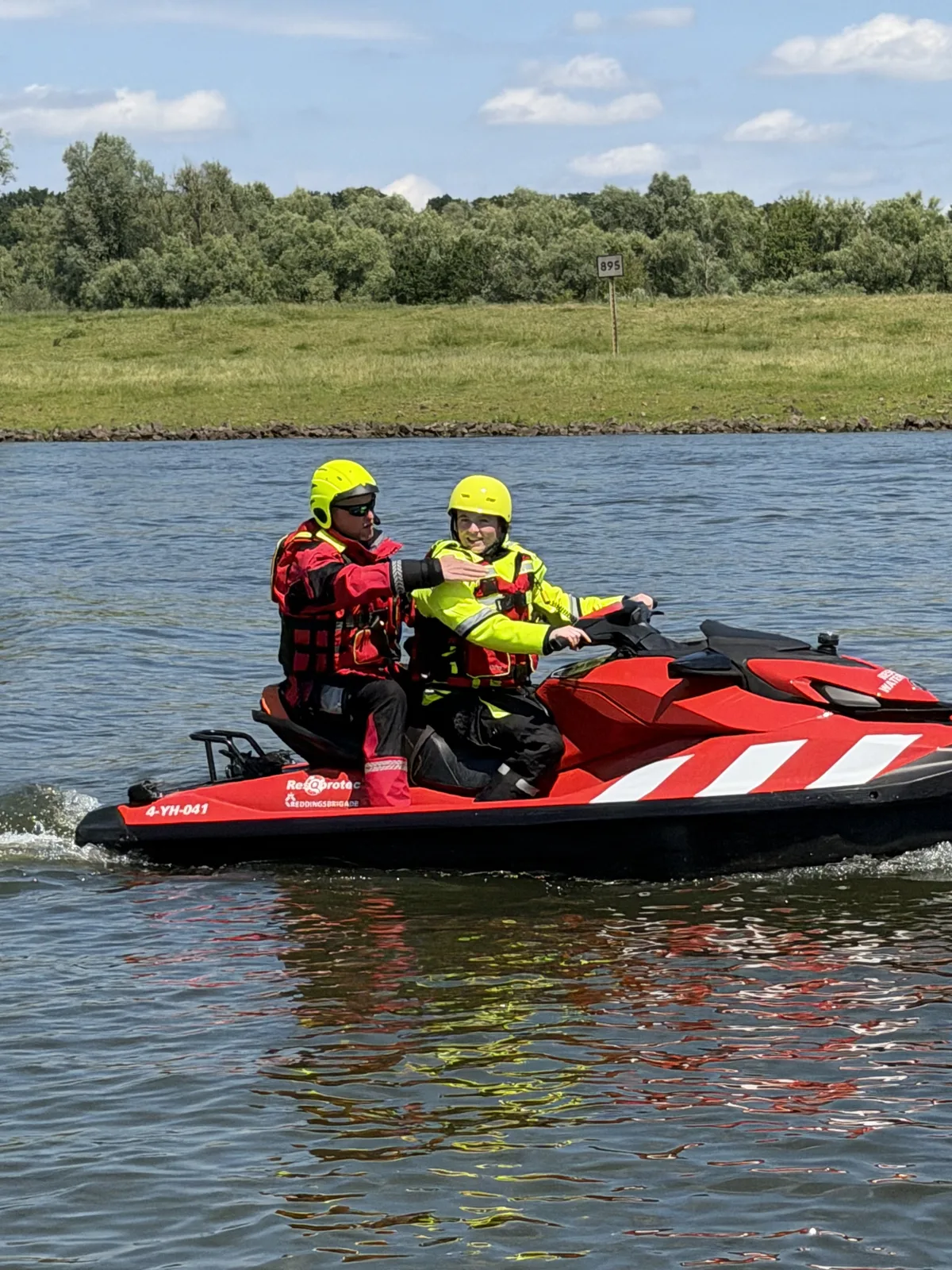 Praktijkinstructie op een reddingswaterscooter