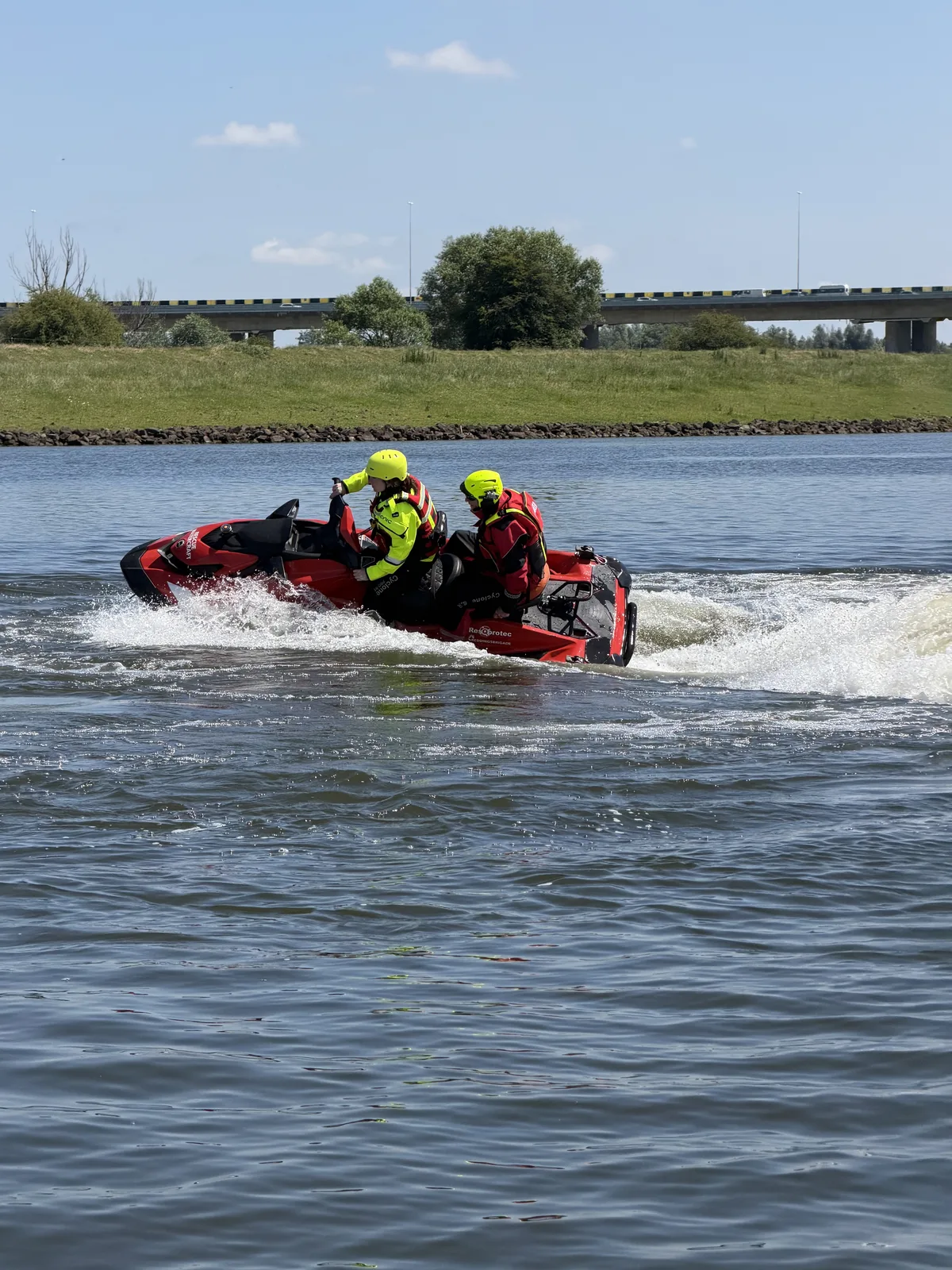 Deelnemer oefent varen op een reddingswaterscooter onder begeleiding